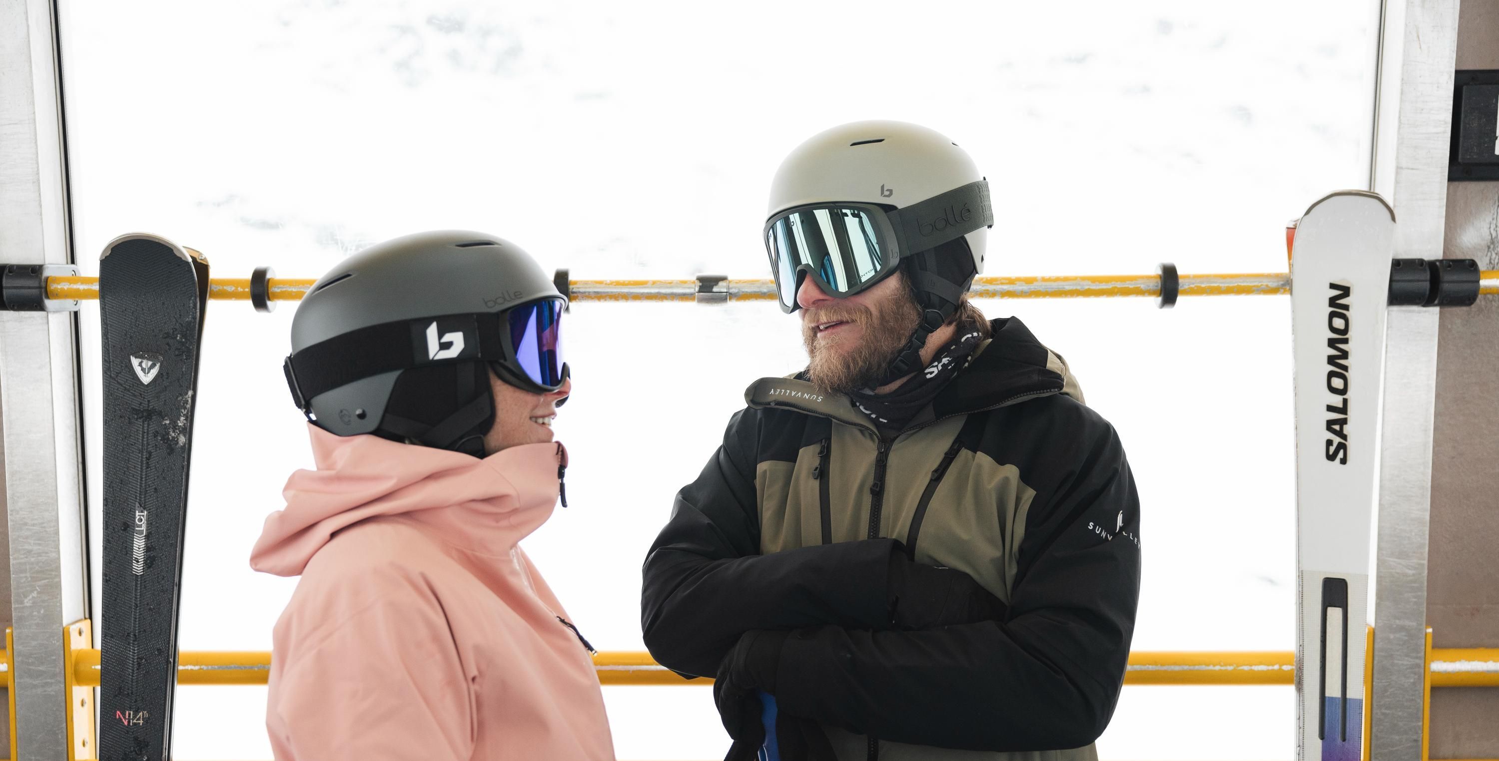 Wielrenner met Bollé-sportbril en helm op de weg