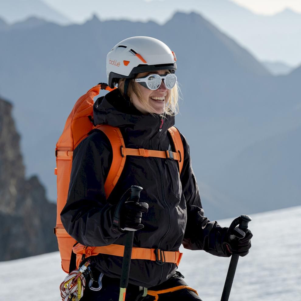 Wintersporter met skibril en helm op de piste