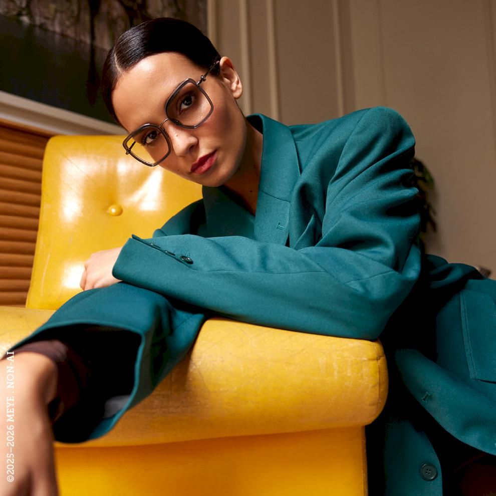 Chanel Eyewear FW 2025 campagne — close-up van een elegante acetaatmontuur in goud-tinten