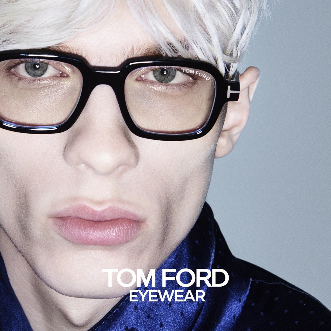 Tom Ford campagnebeeld — man met acetaatbril in studio